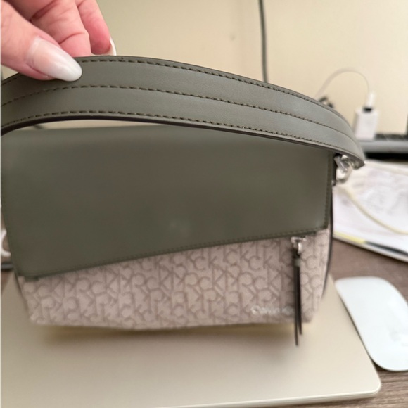 New Calvin Klein Olive Green and Beige Signature Bag - Picture 2 of 8